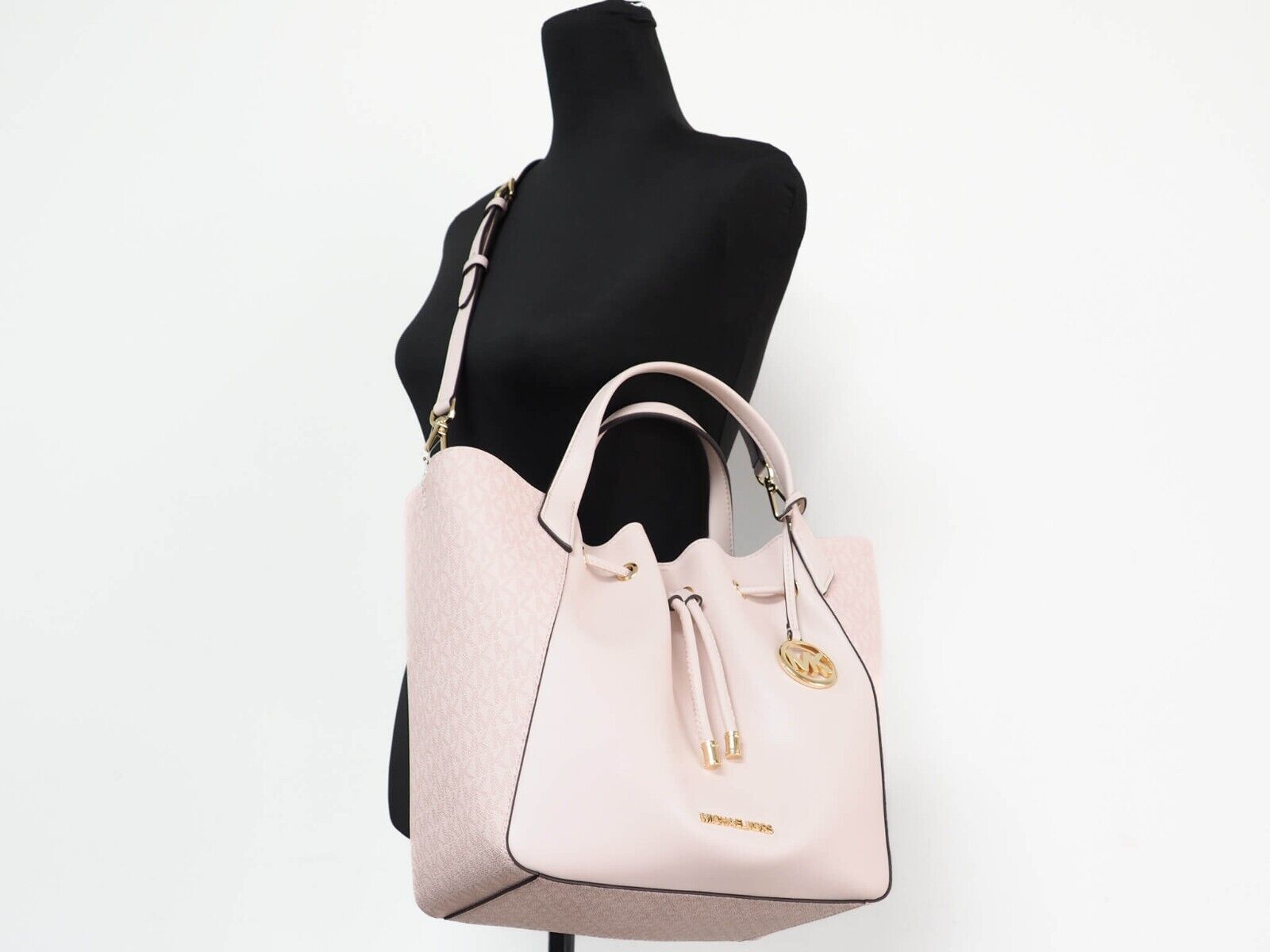 Sac à main à cordon coulissant en cuir PVC Phoebe de Michael Kors de grande taille et de couleur blush poudré